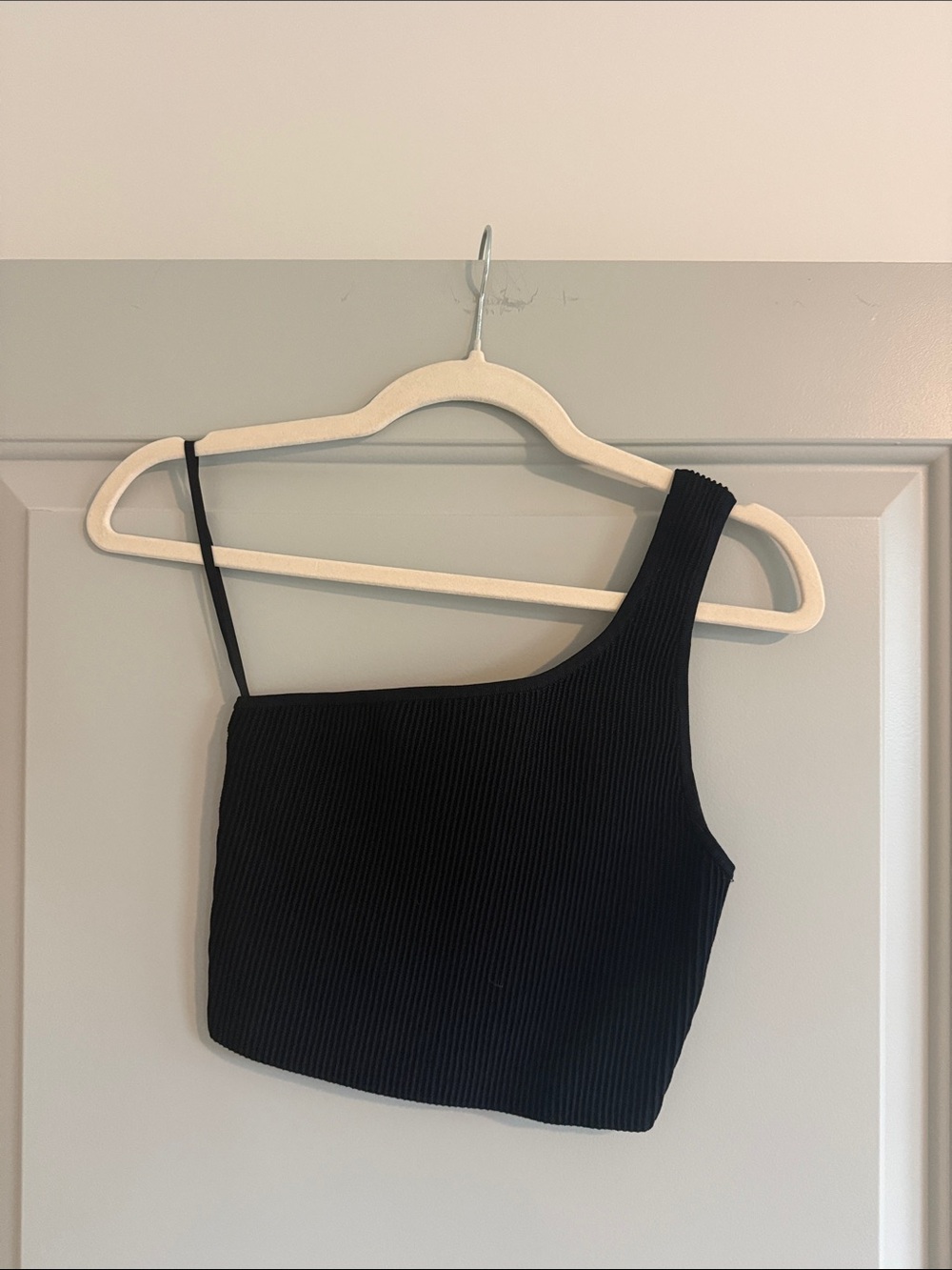 Aritzia Babaton One-Shoulder Ribbed Crop Top